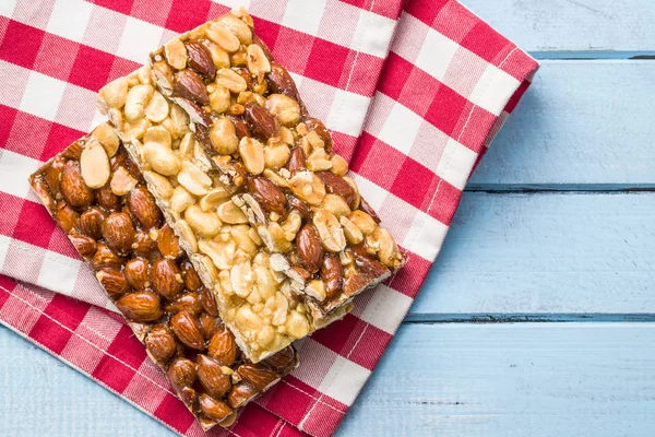 Süße Nussriegel mit Honig. — Stockfoto