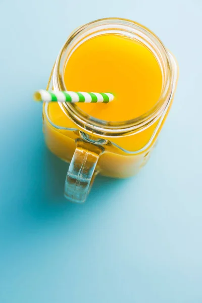 Um jarro de sumo de laranja. Suco em vidro . — Fotografia de Stock