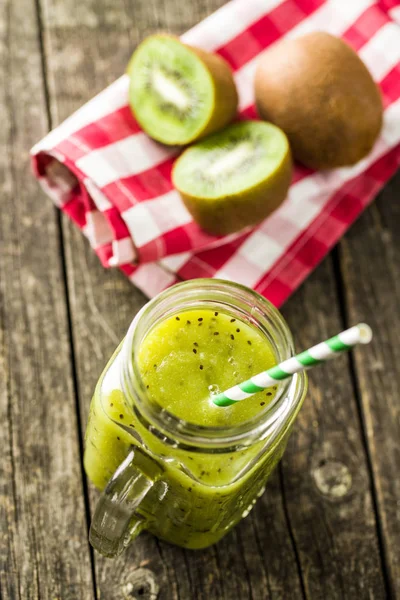 Verre de jus de smoothie kiwi . — Photo