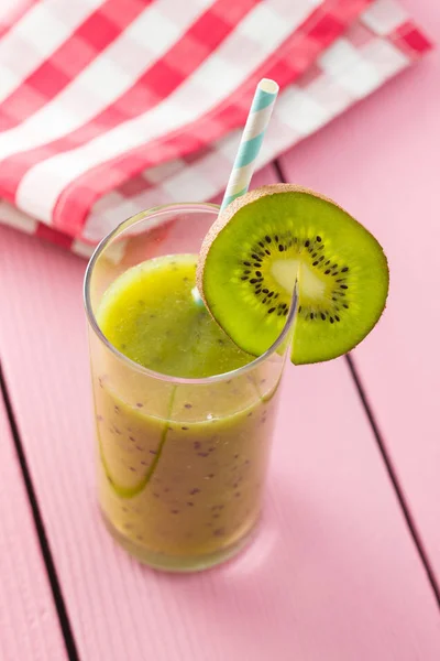 Verre de jus de smoothie kiwi . — Photo