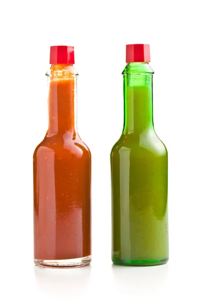 タバスコホットソースボトル。赤と緑のソース. — ストック写真