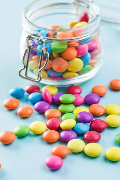 Pílulas coloridas de chocolate doce . — Fotografia de Stock