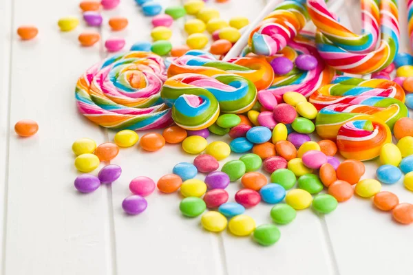 Kolorowe lizaki i słodki cukierek. — Zdjęcie stockowe