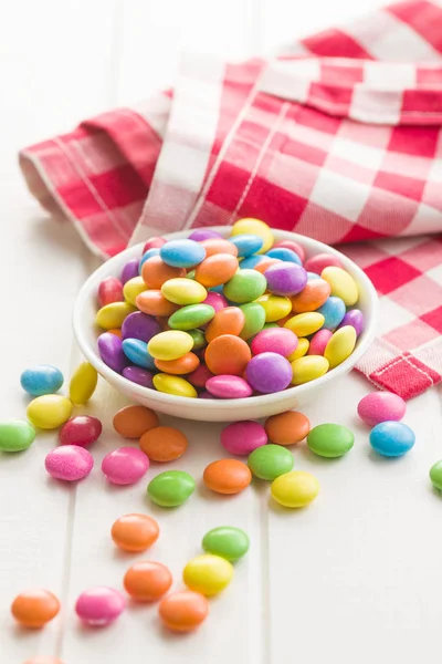 Coloridas pastillas de chocolate dulces . — Foto de Stock