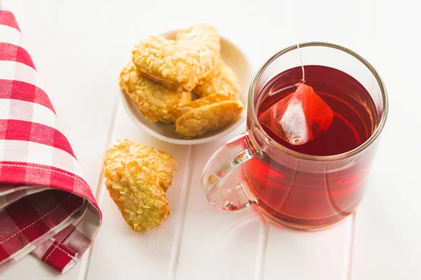 Sladký zákusek a červený ovocnou čaj. — Stock fotografie