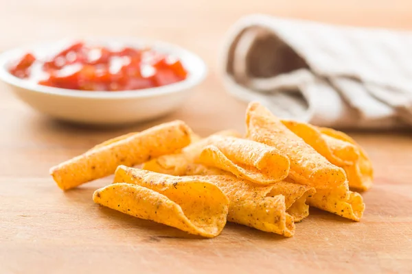 Laminado mexicana nacho chips e molho de salsa . — Fotografia de Stock