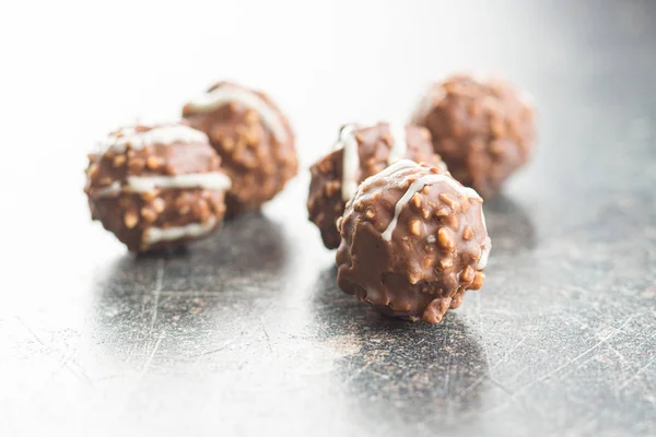 Tartufi di cioccolato dolci. palline di cioccolato . — Foto Stock