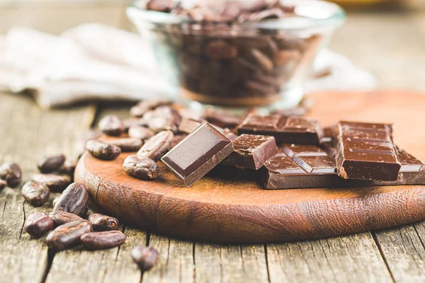 Zartbitterschokolade und Kakaobohnen. — Stockfoto