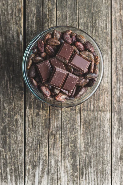 Zartbitterschokolade und Kakaobohnen. — Stockfoto