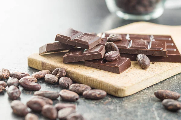 Dark chocolate bar and cocoa beans. — Stock Photo, Image