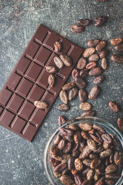 Tmavá čokoládová tyčinka a kakaové boby. — Stock fotografie