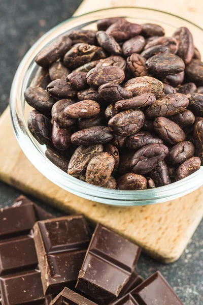 Fave di cacao fondente . — Foto Stock