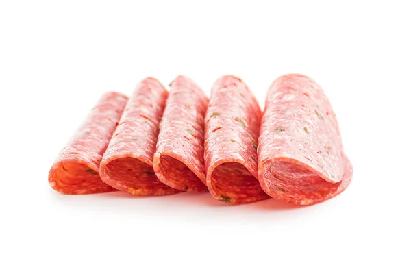 Salami geräucherte Wurstscheiben mit Gewürz-Chilischoten. — Stockfoto