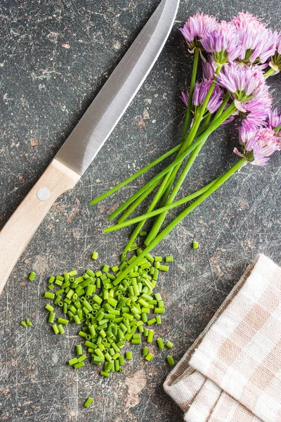 Chopped chives with Flowers — Stock Photo, Image