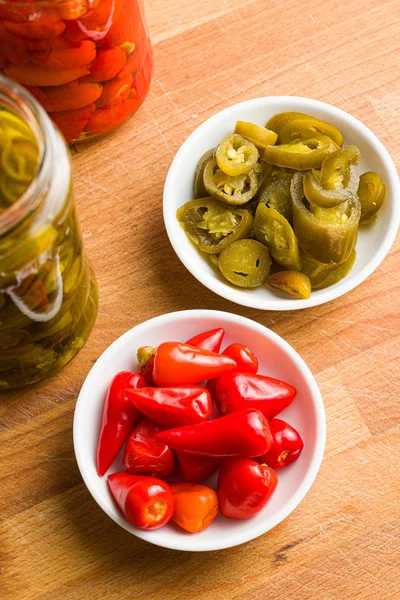 Pimentos em conserva e pimentos de jalapeno. — Fotografia de Stock