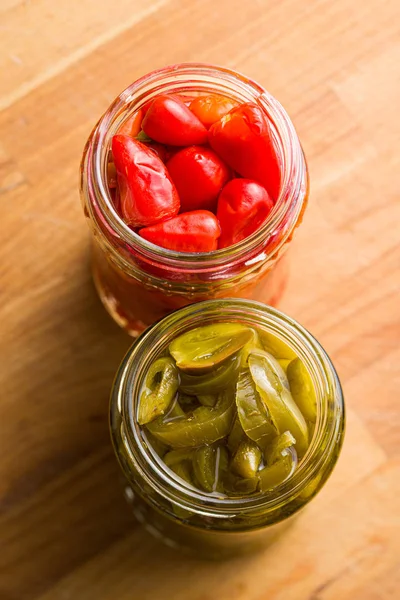 Peperoncini sottaceto e peperoncini jalapeno. — Foto Stock