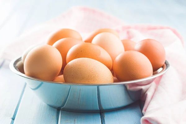 Huevos de pollo crudos. —  Fotos de Stock