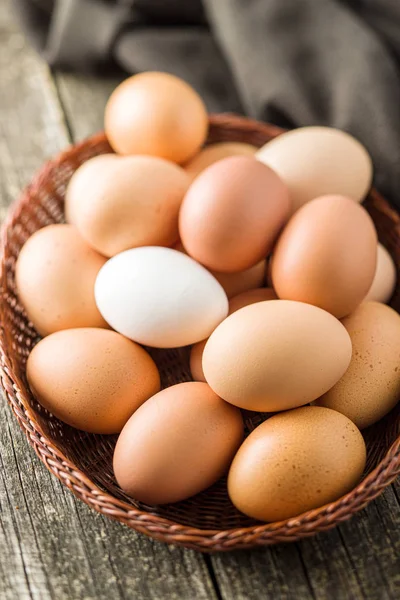 Ovos de galinha crus. — Fotografia de Stock