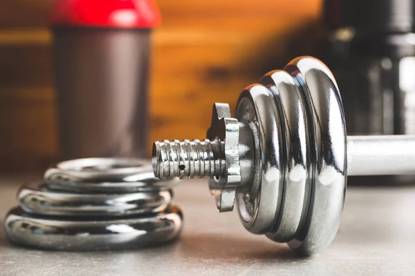 The chrome dumbbell and weight. — Stock Photo, Image