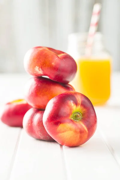 Reife flache Nektarinen. — Stockfoto