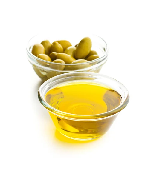 Olive verdi e olio d'oliva in ciotola di vetro. — Foto Stock