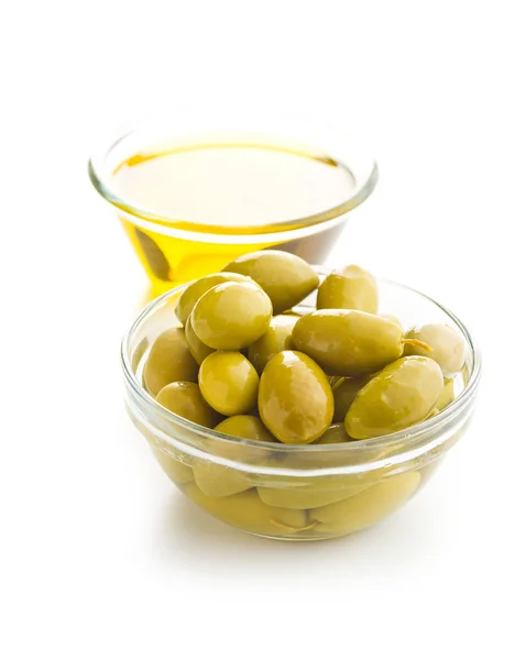 Măsline verzi și ulei de măsline în bol de sticlă . — Fotografie, imagine de stoc