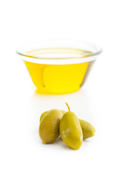 Olive verdi e olio d'oliva in ciotola di vetro. — Foto Stock