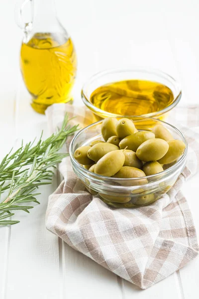 Oliwki zielone i oliwa z oliwek w szklanej misce. — Zdjęcie stockowe