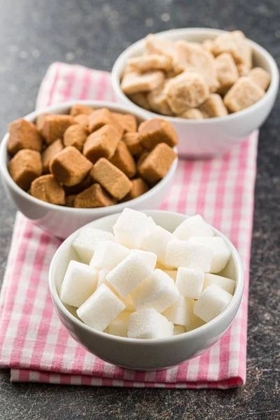 White and brown sugar cubes. — Stock Photo, Image