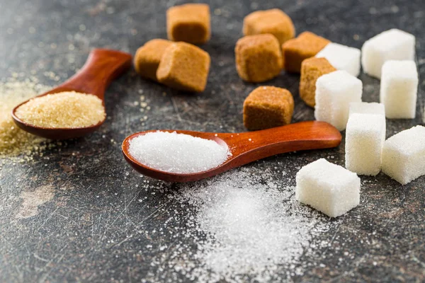 Weißer und brauner Zucker. — Stockfoto