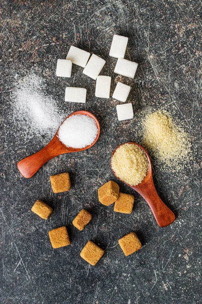 Weißer und brauner Zucker. — Stockfoto