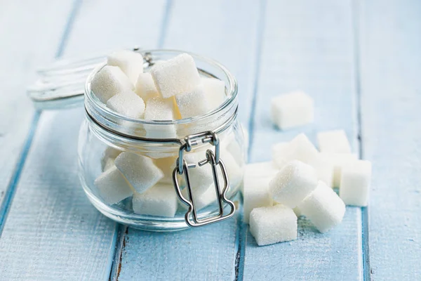 Cubos de azúcar blanco dulce. —  Fotos de Stock