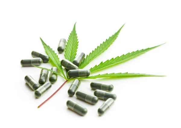 Maconha folhas de cannabis e comprimidos. — Fotografia de Stock