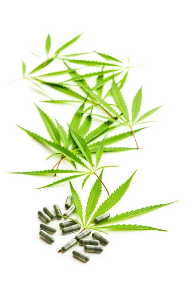 Marihuana Cannabisblätter und Tabletten. — Stockfoto