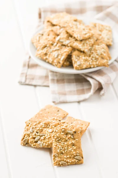Biscoitos crocantes salgados com sementes de gergelim e girassol — Fotografia de Stock