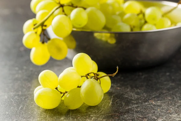 Smakelijke groene druiven. Witte druif. — Stockfoto