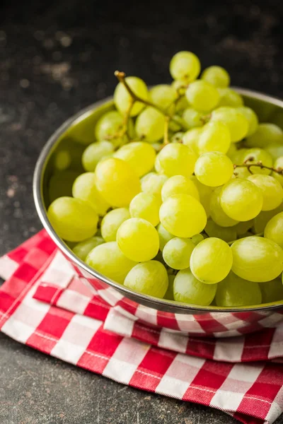 Smakelijke groene druiven. Witte druif. — Stockfoto