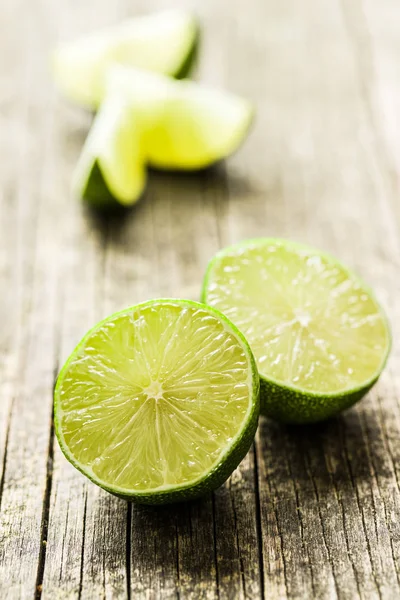 Zielona limonka w plasterkach. — Zdjęcie stockowe