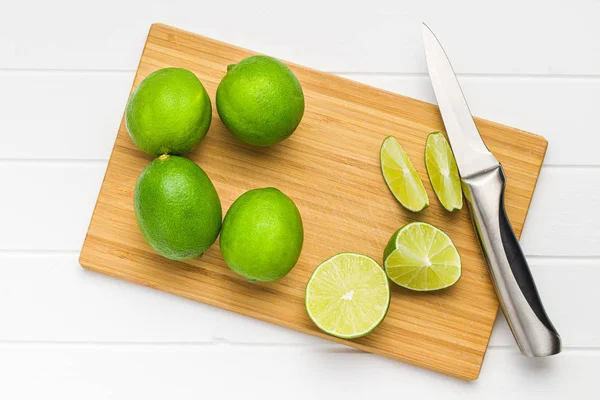 O limão em fatias verdes. — Fotografia de Stock