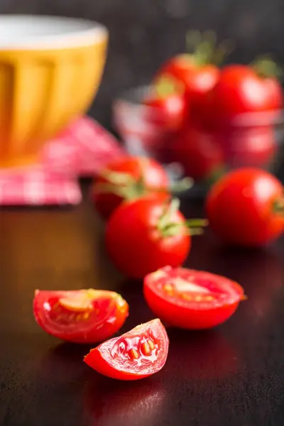 红番茄切成薄片. — 图库照片