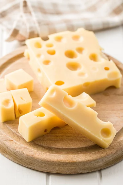 Block mit leckerem Käse. — Stockfoto