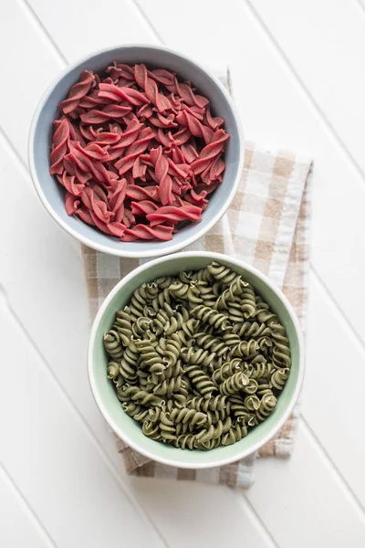 Pasta colorata cruda con sapore di barbabietola e spinaci — Foto Stock