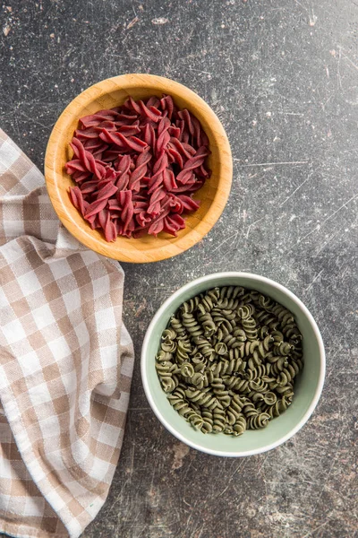 未煮熟的五颜六色的意大利面，带甜菜根和菠菜风味 — 图库照片