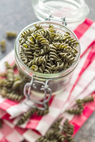Uncooked colorful pasta with spinach flavor — Stock fotografie