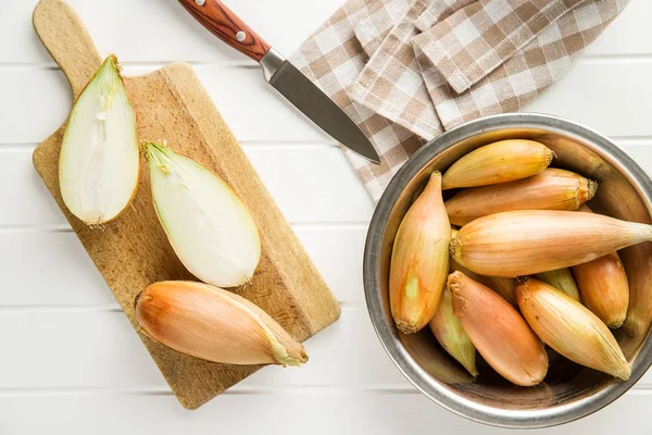 A cebola de chalota dourada. Lâmpadas frescas. — Fotografia de Stock