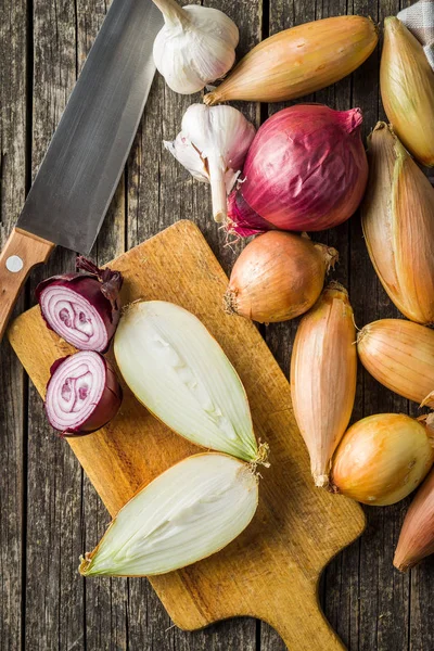 Halved fresh onions — Stock Photo, Image