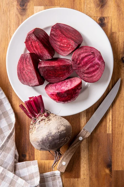 In Scheiben geschnittene rohe Rote Bete und Messer. — Stockfoto