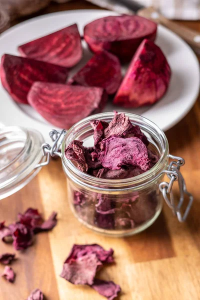Dried and raw beetroot. — Stock Photo, Image