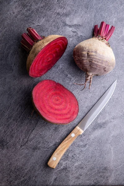 In Scheiben geschnittene rohe Rote Bete und Messer. — Stockfoto