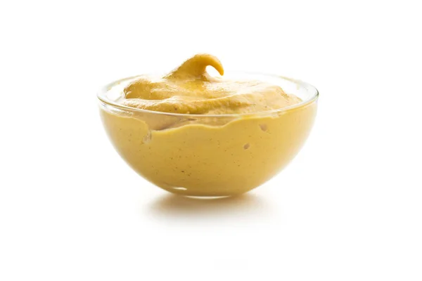Желтая горчица в миске — стоковое фото